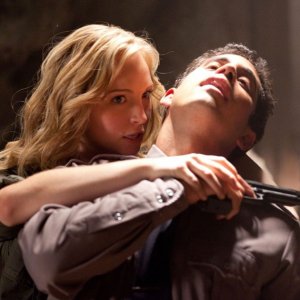 Caroline (Candice Accola) afferra un poliziotto nell'episodio Kill Or Be Killed di Vampire Diaries