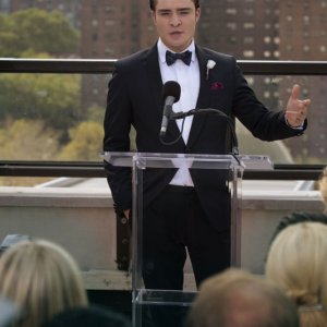 Chuck (Ed Westwick) durante un discorso nell'episodio Touch of Eva di Gossip Girl