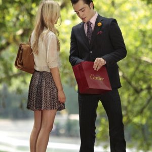Clemence Poesy (di spalle) ed Ed Westwick nell'episodio Touch of Eva di Gossip Girl