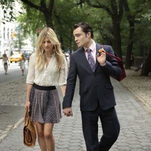 Clemence Poesy ed Ed Westwick passeggiano mano nella mano in Touch of Eva di Gossip Girl