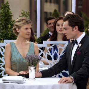 Clemence Poesy, Ed Westwick e Leighton Meester nell'episodio Touch of Eva di Gossip Girl
