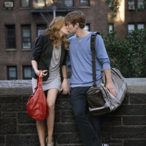 Juliet (Katie Cassidy) bacia il suo Nate (Chace Crawford) in Goodbye Columbia di Gossip Girl