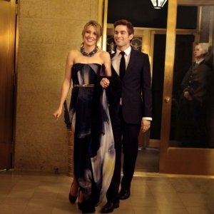 Juliet (Katie Cassidy) e Nate (Chace Crawford) eleganti nell'episodio Touch of Eva di Gossip Girl