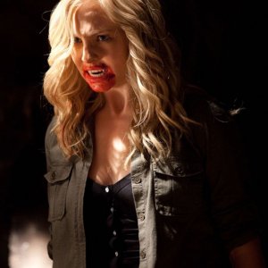 La vampira Caroline (Candice Accola) nell'episodio Kill Or Be Killed di Vampire Diaries