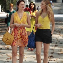 Leighton Meester e Blake Lively seguite da Melissa Fumero in Goodbye Columbia di Gossip Girl