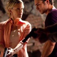 Marguerite MacIntyre e Taylor Kinney in una sequenza di Kill Or Be Killed di The Vampire Diaries