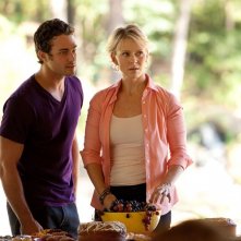 Mason (Taylor Kinney) parla con Liz (Marguerite MacIntyre) in: Kill Or Be Killed di The Vampire Diaries