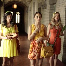 Melissa Fumero, Leighton Meester e Alice Callahan nell'episodio Goodbye Columbia di Gossip Girl