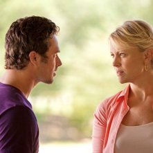 Taylor Kinney parla con Marguerite MacIntyre nell'episodio Kill Or Be Killed di Vampire Diaries