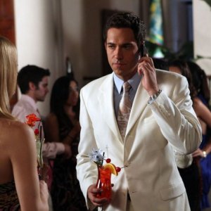 Zachary Levi al telefono guarda Yvonne Strahovski (di spalle) nell'episodio Chuck Versus the Coup D'Etat