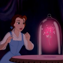 Belle con la rosa magica in una scena del film d'animazione La bella e la bestia del 1991