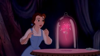 Belle con la rosa magica in una scena del film d'animazione La bella e la bestia del 1991