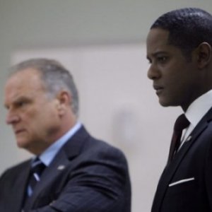 Bill Smitrovich e Blair Underwood nell'episodio A Matter of Life and Death di The Event