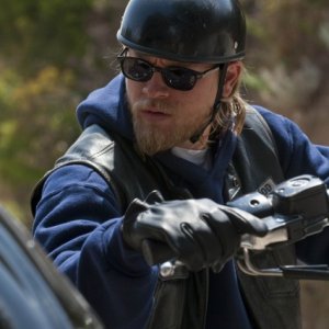 Charlie Hunnam nell'episodio Home di Sons of Anarchy