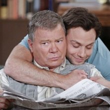 Jonathan Sadowski e William Shatner nell'episodio The Truth About Dads and Moms di $#*! My Dad Says