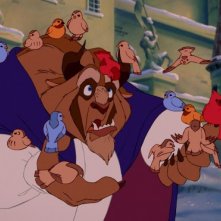 La Bestia in una tenera scena del film d'animazione La bella e la bestia della Walt Disney Pictures