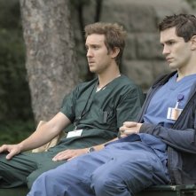 Sam Huntington e Sam Witwer in una delle prime immagini del remake di Being Human