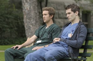 Sam Huntington e Sam Witwer in una delle prime immagini del remake di Being Human