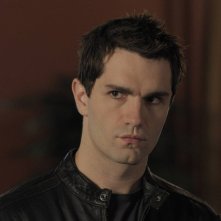 Sam Witwer in una delle prime immagini del remake di Being Human