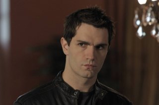 Sam Witwer in una delle prime immagini del remake di Being Human