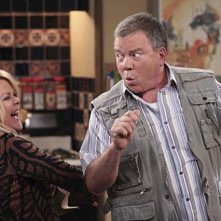 Stephanie Faracy e William Shatner nell'episodio Code Ed di $#*! My Dad Says
