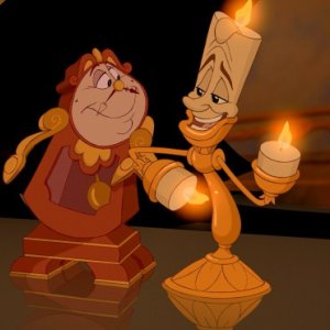Tockins e Lumière in una scena del film d'animazione La bella e la bestia