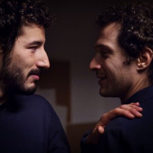 Claudio Santamaria e Francesco Scianna in una scena del film tv Le cose che restano