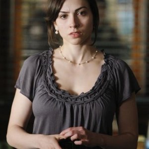 Eden Riegel  nell'episodio Punked di Castle