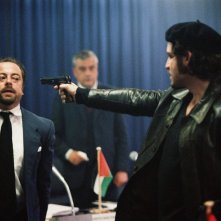 Edgar Ramirez (con la pistola) in una sequenza del film Carlos di Olivier Assayas.