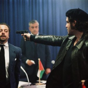 Edgar Ramirez (con la pistola) in una sequenza del film Carlos di Olivier Assayas.