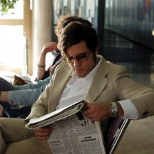 Edgar Ramirez legge il giornale in una sequenza del film Carlos di Olivier Assayas.