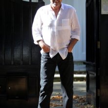 George Michael lascia la casa di West London dopo il rilascio anticipato di prigione