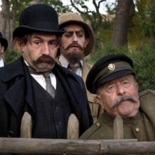 Gilles Lellouche in una scena del film Adele e l'enigma del faraone