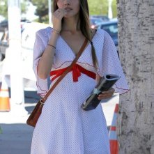 Isabel Lucas con un'amica per strada in una bella giornata di ottobre a Los Feliz