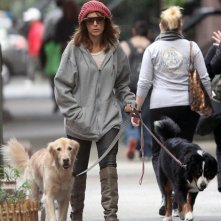 Jennifer Esposito passeggia con i suoi due cani nel West Village