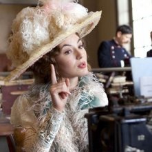 La bella  Louise Bourgoin nel film Adele e l'enigma del faraone