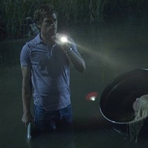Michael C. Hall in una scena notturna dell'episodio Hello Bandit della quinta stagione di Dexter.