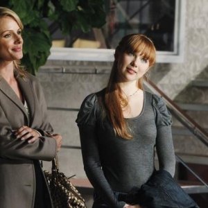 Molly C. Quinn e Monet Mazur in un momento dell'episodio Anatomy of a Murder di Castle