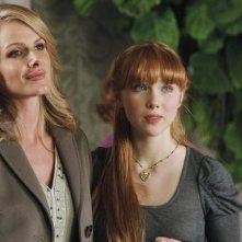 Molly C. Quinn e Monet Mazur in una scena dell'episodio Anatomy of a Murder di Castle