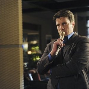 Nathan Fillion in una scena dell'episodio Punked di Castle