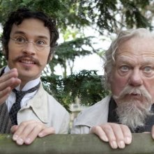 Philippe Nahon e Nicolas Giraud in una scena del film Adele e l'enigma del faraone