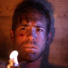 Primo piano di Ryan Reynolds dal thriller Buried