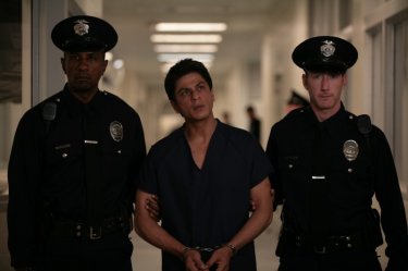 Shahrukh Khan (al centro) nel film Il mio nome è Khan