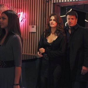 Stana Katic e Nathan Fillion nell'episodio Almost Famous di Castle