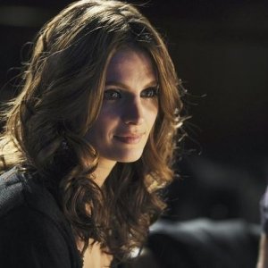 Stana Katic nell'episodio Almost Famous di Castle