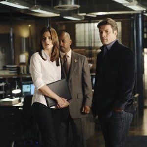 Stana Katic, Ruben Santiago-Hudson e Nathan Fillion nell'episodio Punked di Castle