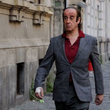Toni Servillo cammina determinato nel film Gorbaciof