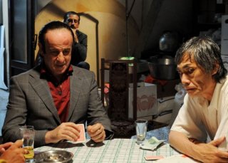 Toni Servillo in una scena di Gorbaciof con Hal Yamanouchi