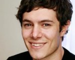 Una damigella in difficoltà per Adam Brody