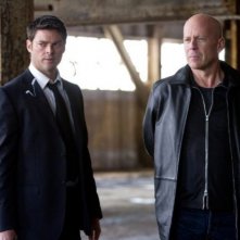Bruce Willis e Karl Urban in una scena del film Red